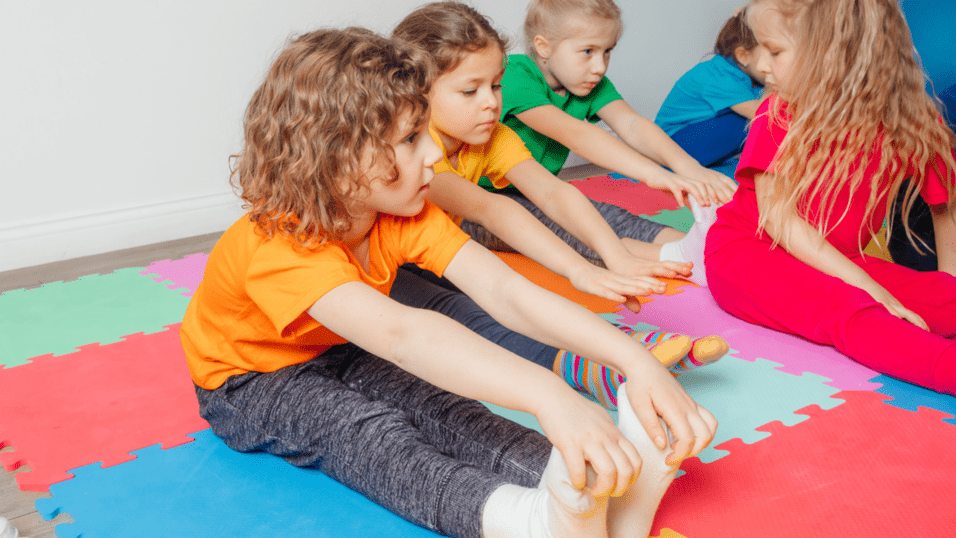 Mehrere Kinder, die sich dehnen