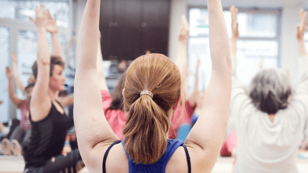 Hatha-Yoga Gruppe Köln-Ehrenfeld Gruppe hebt Arme in Hatha-Yoga-Präventionskurs beim Sportverein Köln-Ehrenfeld