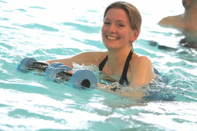 Frau trainiert mit Aqua-Hanteln im Präventionskurs am Donnerstag in Köln-Ehrenfeld