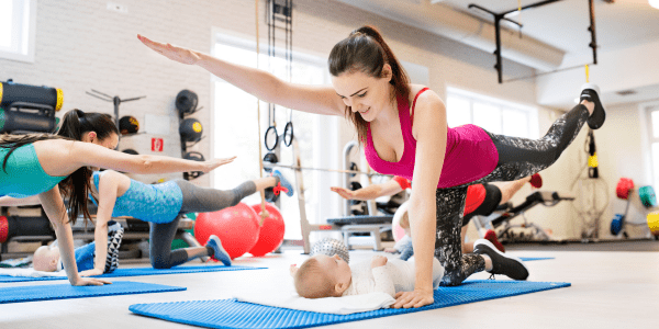 Mutter trainiert im Kurs nach der Geburt mit Baby im Sportverein Köln-Ehrenfeld