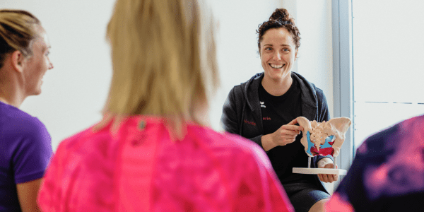 Beckenbodentraining in Köln-Ehrenfeld Trainerin erklärt Beckenbodenanatomie im Präventionskurs im Sportverein Köln-Ehrenfeld