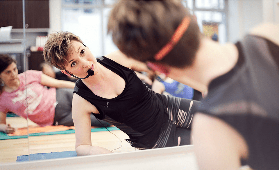 Rückentraining im Sportverein Köln-Ehrenfeld Trainerin zeigt Rückenübung im Präventionskurs für Rückentraining im Sportverein Köln-Ehrenfeld