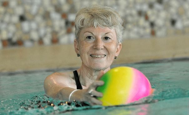 AquaFit Kurs Köln-Ehrenfeld Ältere Frau trainiert mit Ball im AquaFit-Präventionskurs im Sportverein Köln-Ehrenfeld